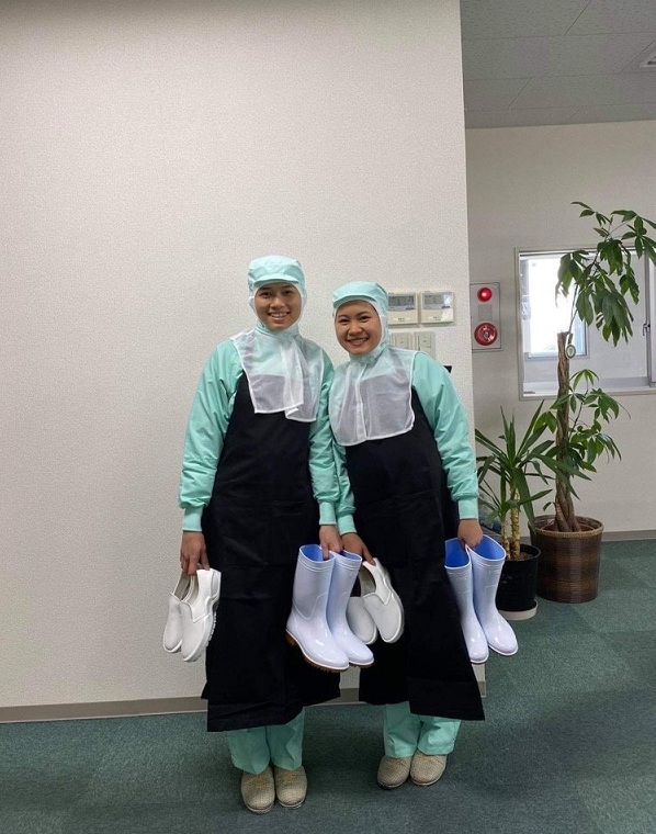 2 bạn lao động VN trong giờ nghỉ tại nhà máy chế biến thực phẩm Kabushikigaisha Ueda Shoten