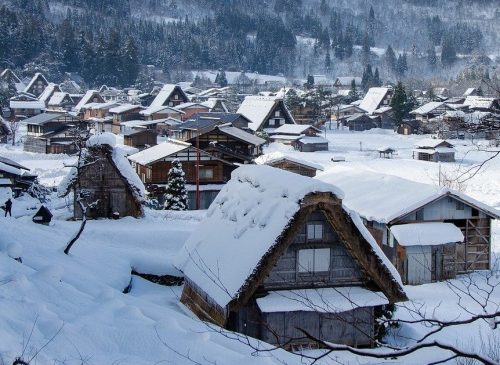 Du lịch Nhật Bản tại làng cổ Shirakawa-go vào mùa đông
